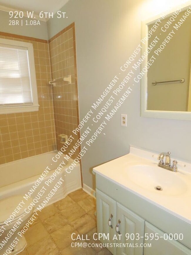 Building Photo - 920 W 6th St