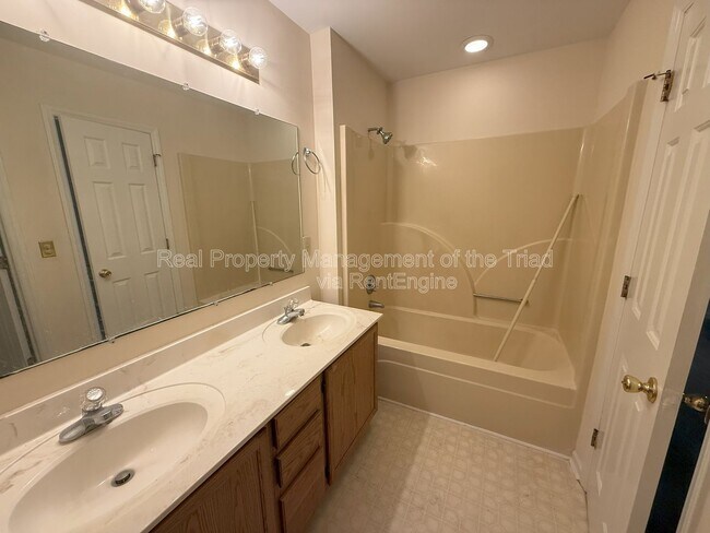 Building Photo - 3802 King Edward Ct