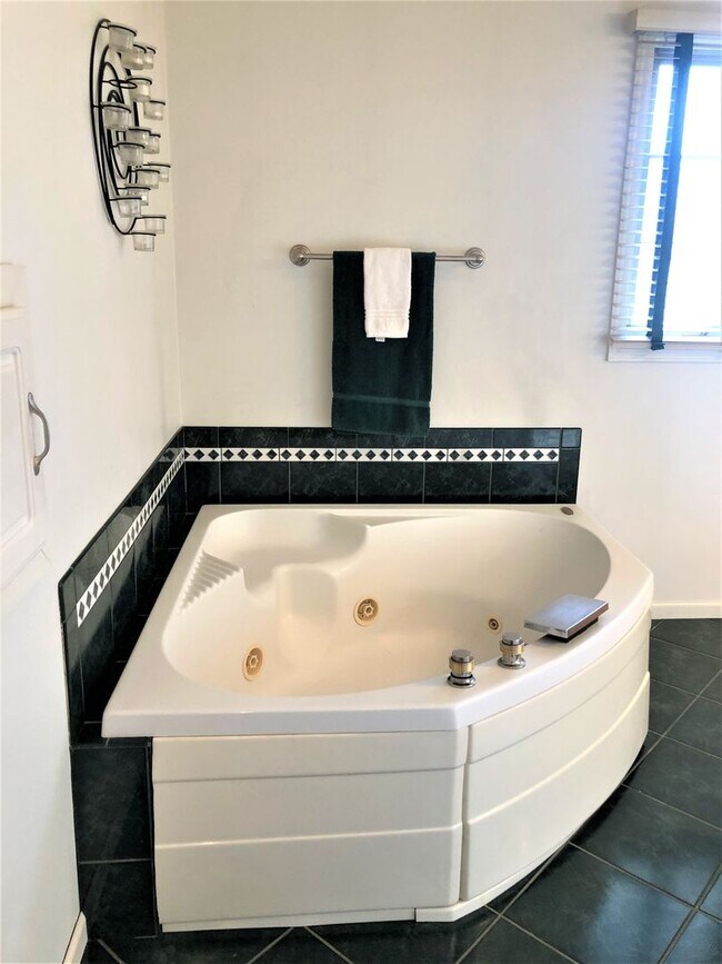 Building Photo - Charming 3-Bedroom Home with Fireplaces an...