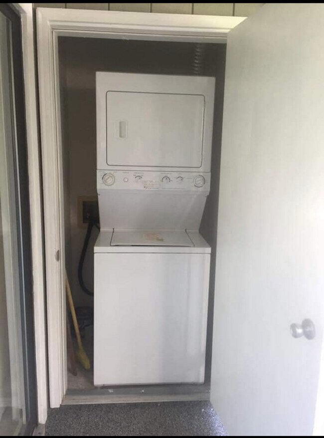 Building Photo - Golf Colony Unit 4C