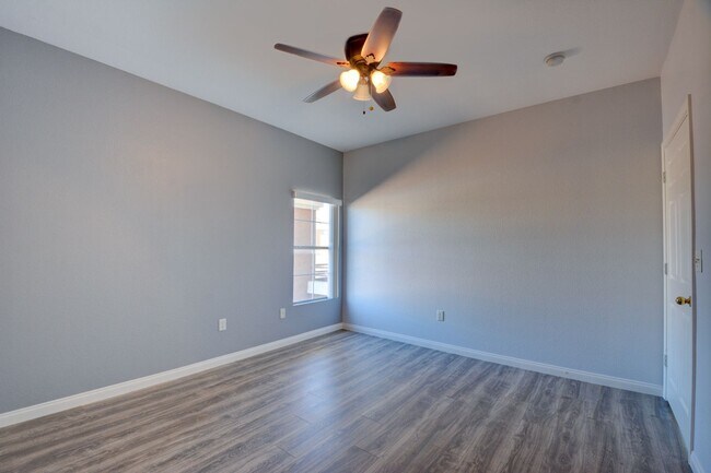 Building Photo - Beautiful / Spacious / Two Bedroom Condo /...