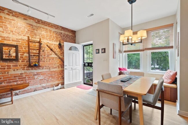 Building Photo - 1126 G St NE