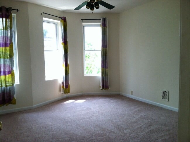 Building Photo - 3 bedroom row house located in desirable H...