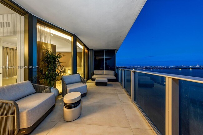 Building Photo - 700 NE 24th St