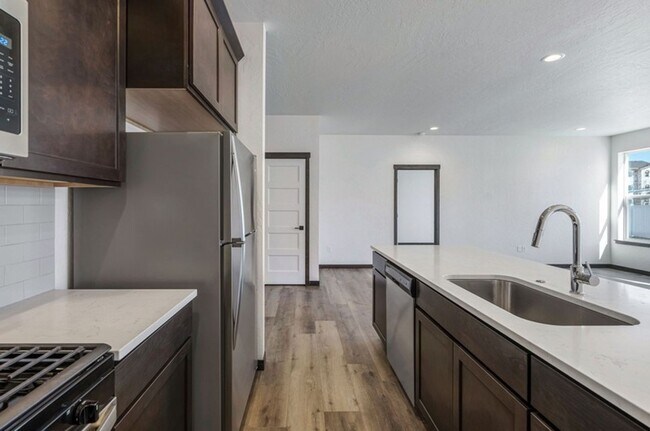 Building Photo - Newer Construction with 28X36 Shop!