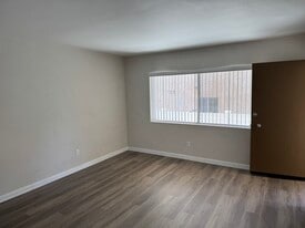 Building Photo - 1272 W 22nd St