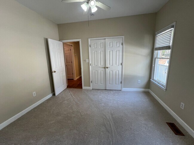 Building Photo - 123 Forest Green Dr