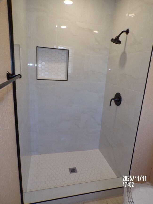 Building Photo - home located close to Bishop School District