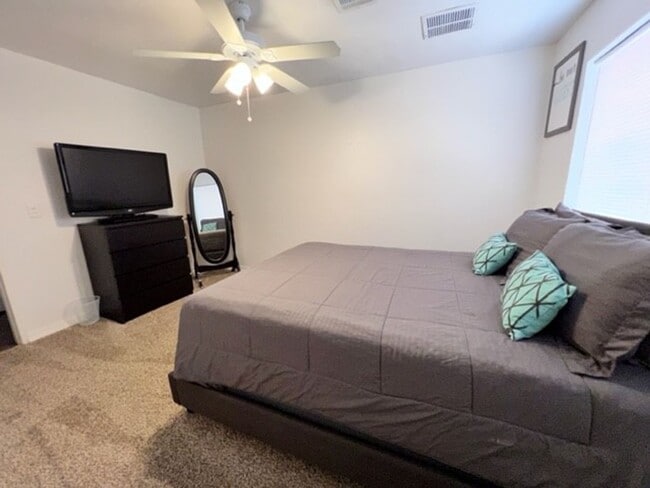 Building Photo - Furnished 3 BR Vacation Rental Includes utilities Near Target Center/Golf/Hwy 95