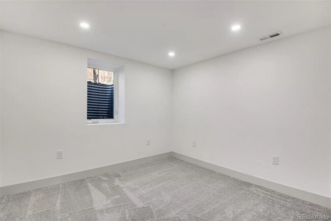 Building Photo - Gorgeous 5 Bedroom 2 1/2 Bathroom Littleto...