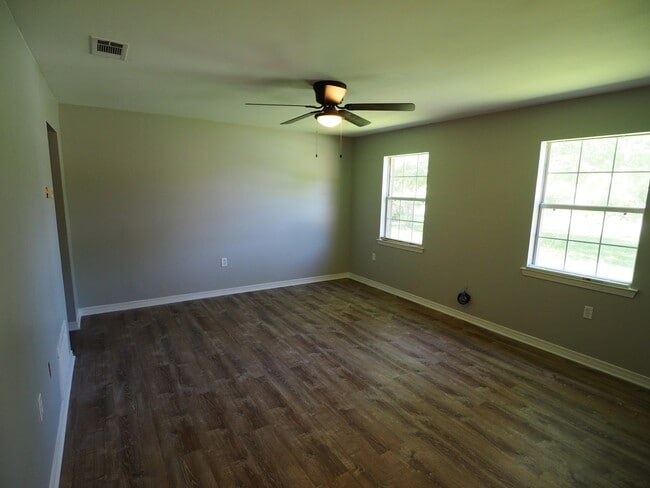 Building Photo - Four Bedroom House in Foley!