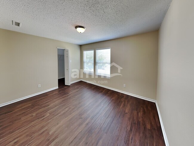 Building Photo - 489 Bourneside Dr