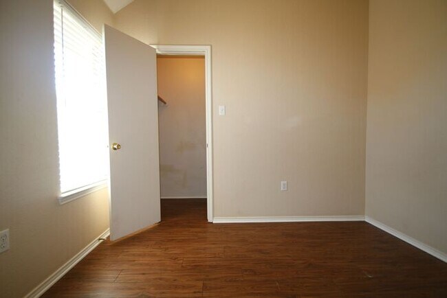 Building Photo - Enchanting 3/2 Duplex Home Located in WONDERFUL Weatherford! ~ ((AMAZING LOCATION!!)) Tile & Wood...