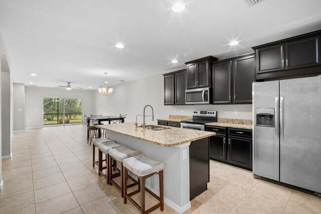 Building Photo - Stunning  2-bedr 2-bath+ Den/office home located in the desirable Lindsford in Fort Myers