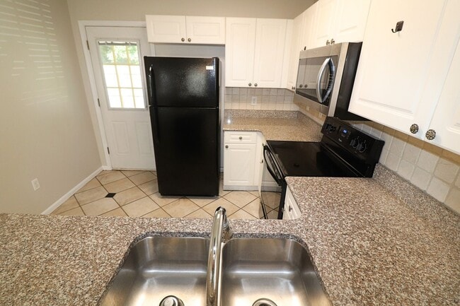 Building Photo - Light and Bright End unit 3 bdrm 2 bath to...