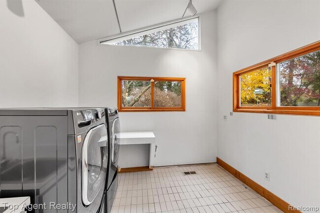 Building Photo - 5760 Snowshoe Cir