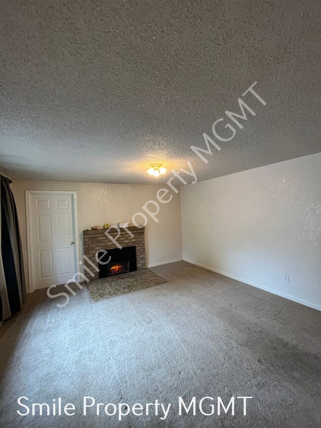 Building Photo - A charming ranch-style single-family home located in the Milwaukie area.