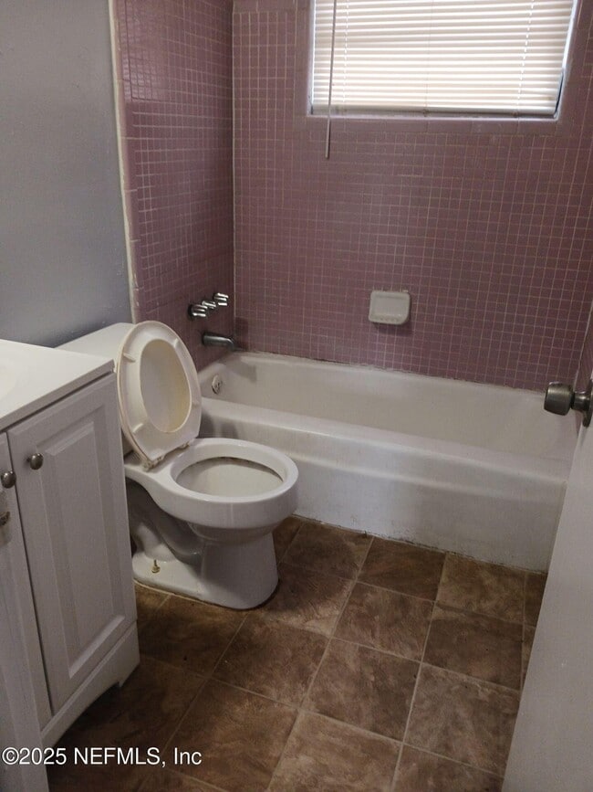 Building Photo - 1145 W 25th St