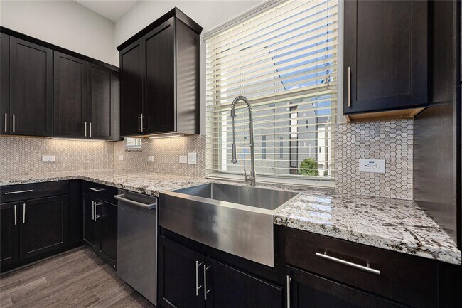 Building Photo - 707 Schwartz St