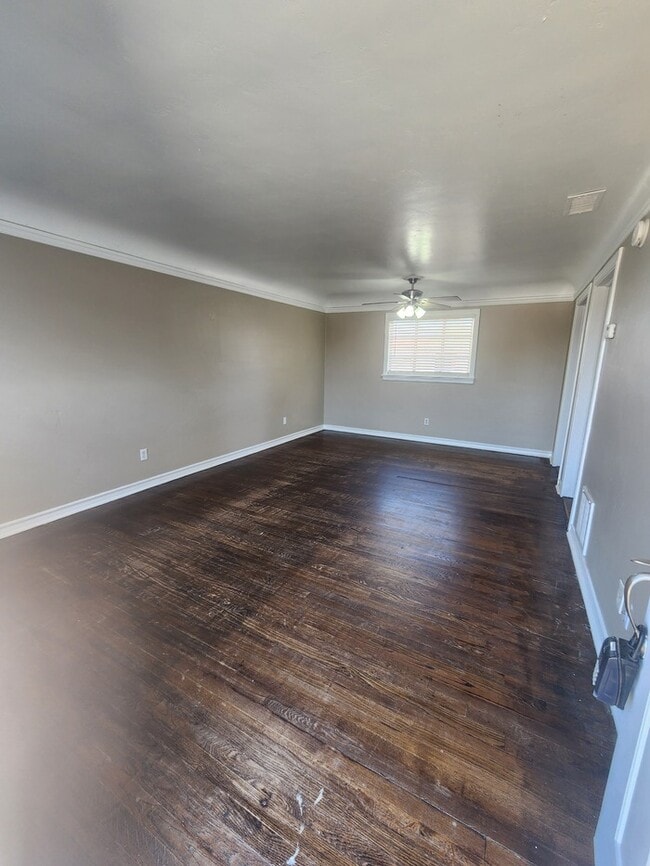 Building Photo - 3 bed 1 bath home, move in ready!