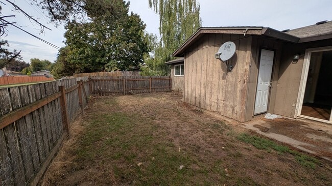 Building Photo - 2 bedroom 1 bath single level duplex