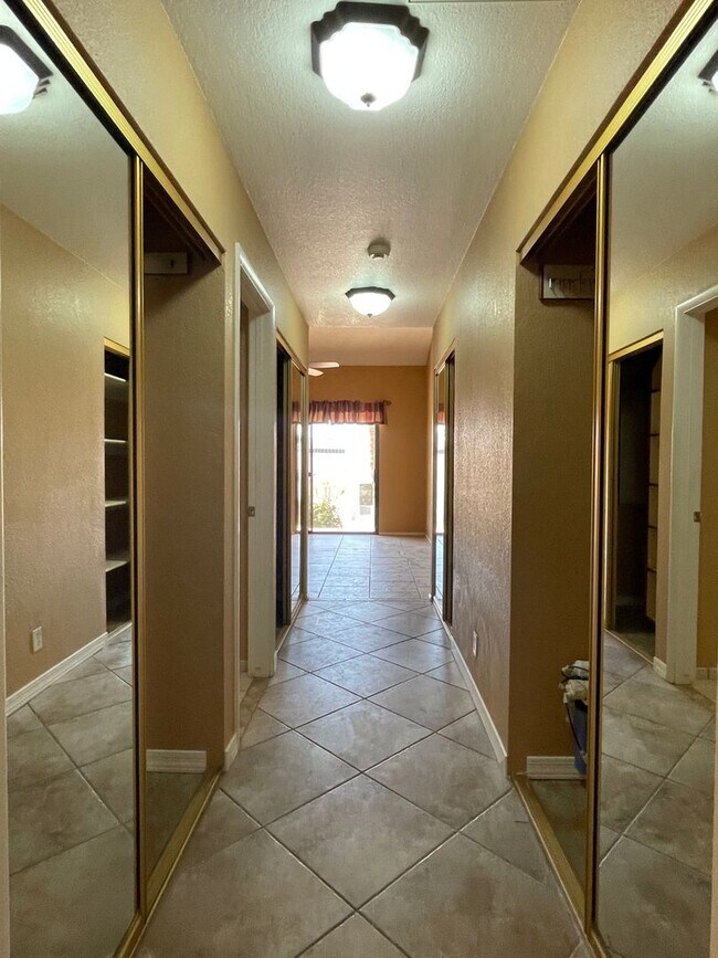 Building Photo - Desirable Windsor Beach Condo! Unfurnished...