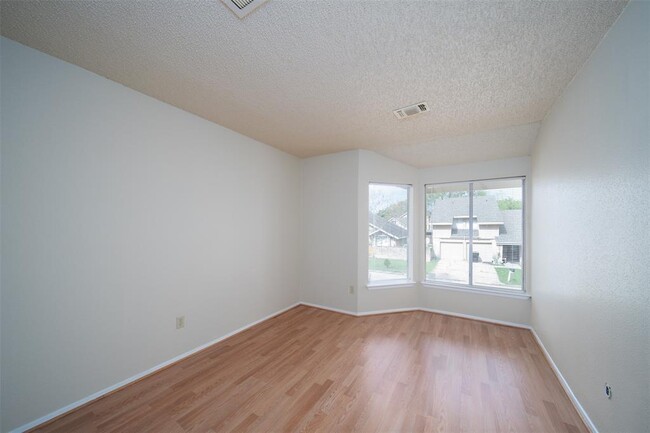 Building Photo - 10619 Chapel Hill Dr