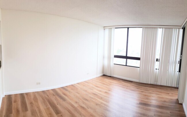 Building Photo - Iolani Court Plaza, Kapiolani, Renovated 1 Bederoom 1 Bathroom 1 Parking Condominium Centrally Lo...