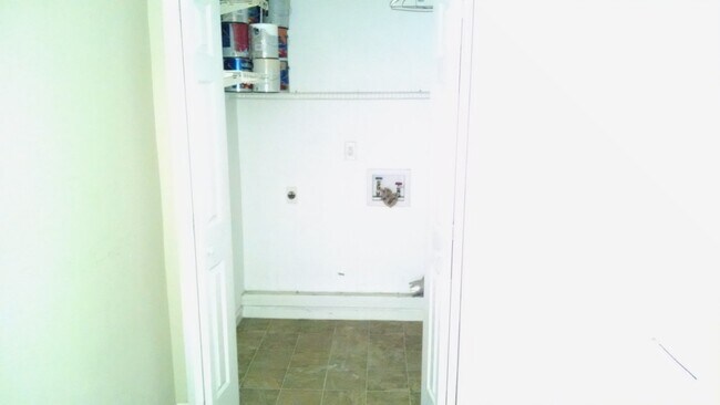 Building Photo - 705 Garland Dr