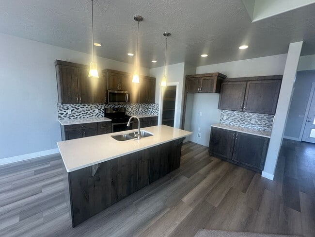 Building Photo - 3 bed plus office / 2.5 bath / 3 car Singl...