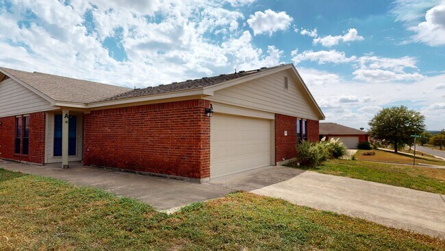 Building Photo - FREE DECEMBER RENT!!!