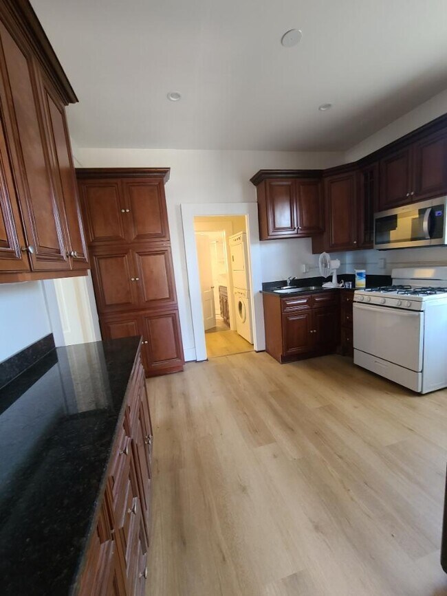 Kitchen - 750 Laurel Ave