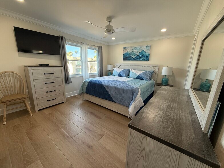 Master Bedroom w/King Bed - 6300 Flotilla Dr