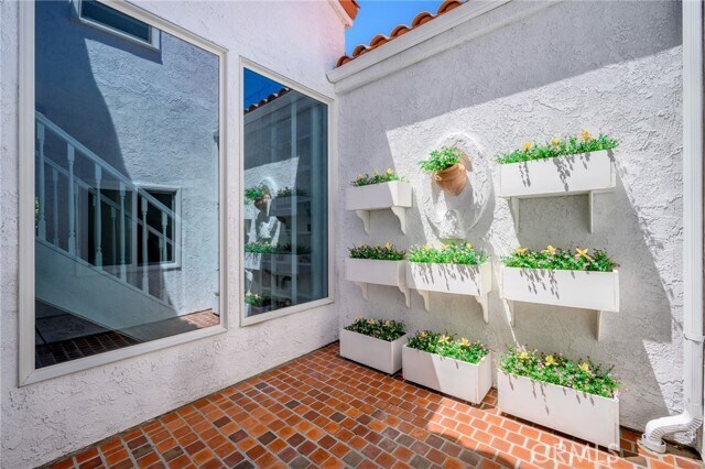 Building Photo - 507 Via Florida
