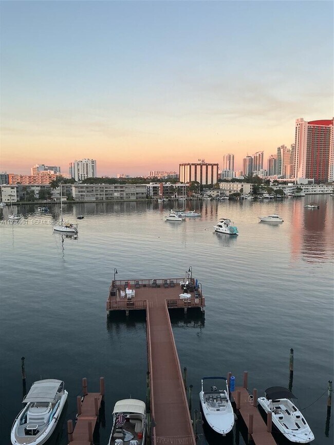 Building Photo - 400 Golden Isles Dr