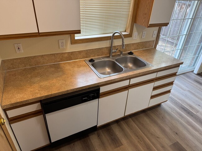 Building Photo - Updated 3 bedroom 2 bath duplex! MOVE IN S...