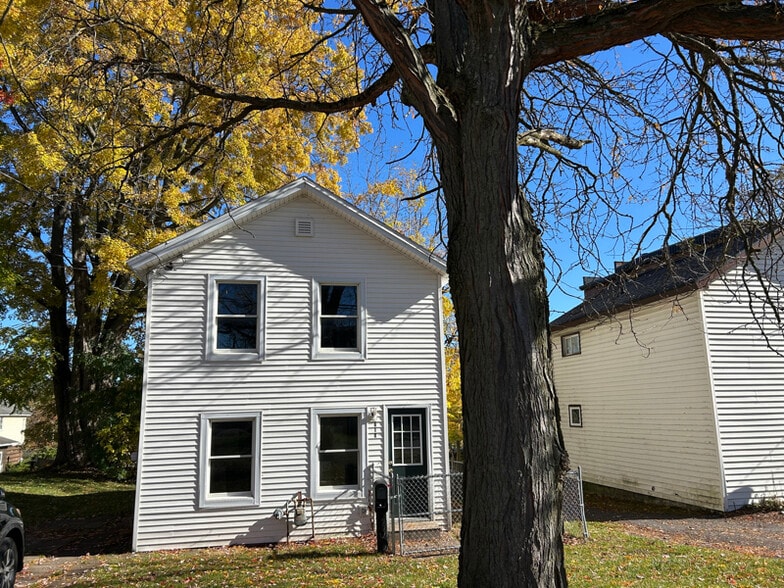 Primary Photo - 215 W 1st St S