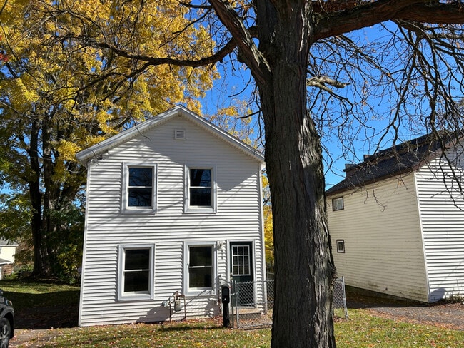 Building Photo - 215 W 1st St S