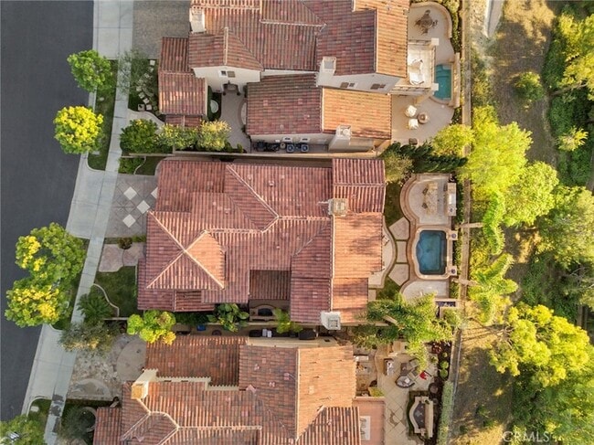 Building Photo - 33 Tall Hedge