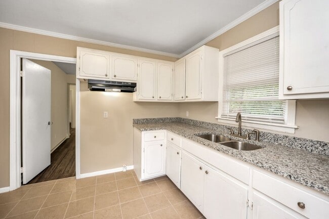 Building Photo - Renovated 4 BR Home- Move In Ready!