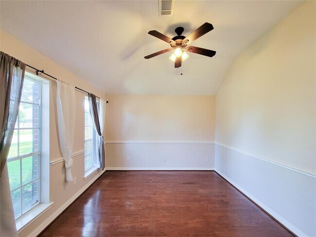 Building Photo - 3218 Vanity Dr