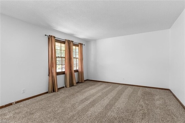 Building Photo - 703 Sir Walter Cir