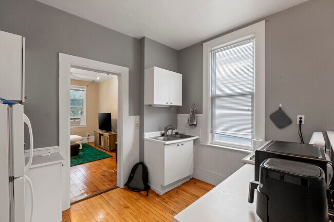 Building Photo - 1421 Fletcher-2F