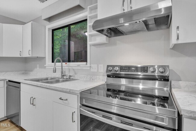 Building Photo - Spacious and Renovated 3BR Townhome in Cha...