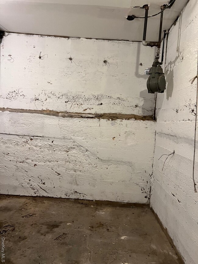 Building Photo - 19 Maple Ave