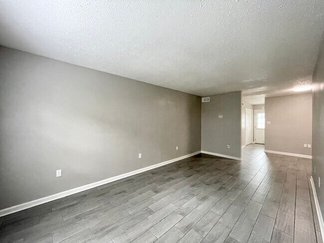 Building Photo - TOWNHOME 2BR MOVE IN READY! $995