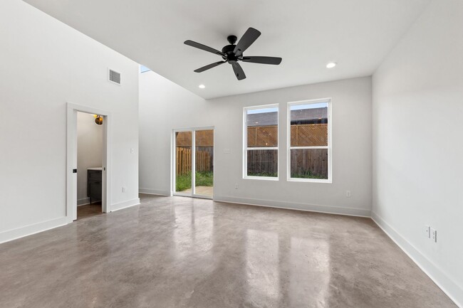 Building Photo - 409 Highland Park Ln