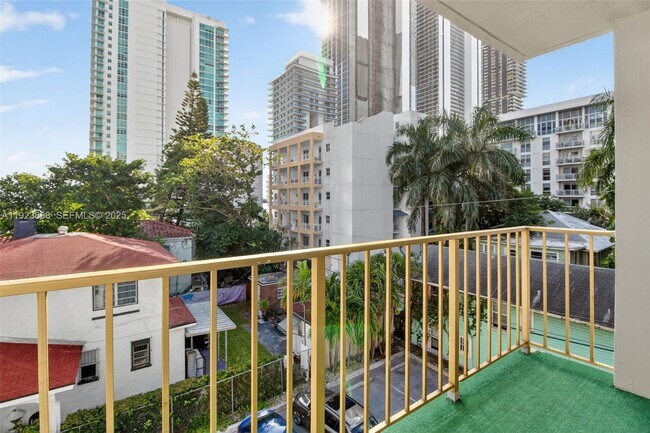 Building Photo - 500 NE 26th St