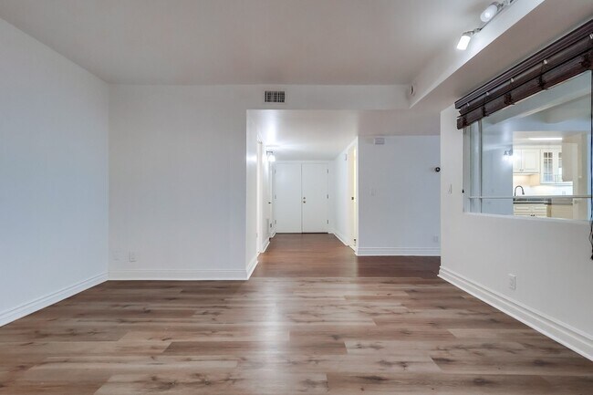 Building Photo - 435 N Oakhurst Dr