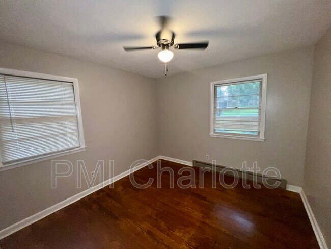 Building Photo - 3017 Arnold Dr